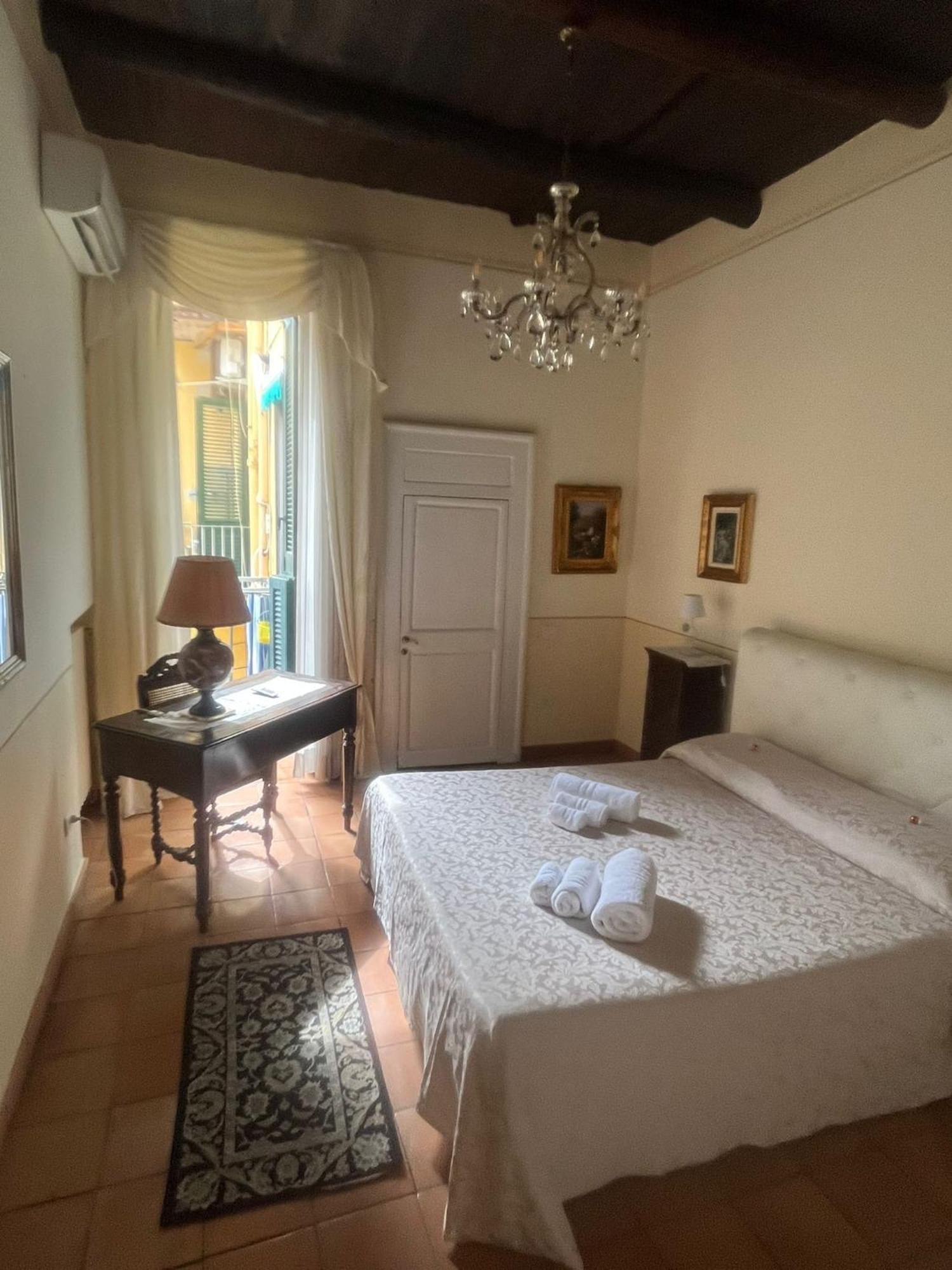 Maison Barriera - Luxury Suites - Salerno City Center Esterno foto